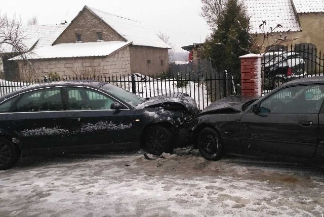 W poniedziałek, tylko w ciągu 4 godzin funkcjonariusze giżyckiej drogówki byli wzywani na miejsca 4 zdarzeń drogowych. Pierwsze ze zdarzeń miało miejsce w miejscowości Pieczonki gm. Giżycko. Tam kierujący audi na łuku drogi nie dostosował prędkości do warunków na drodze, wpadł w poślizg i uderzył w nadjeżdżające z naprzeciwka bmw. Na szczęście kierowcy nie odnieśli żadnych obrażeń. Sprawca kolizji został ukarany mandatem.