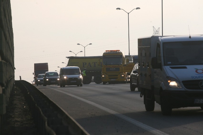 Katowice: Tir blokował jezdnię na al. Roździeńskiego