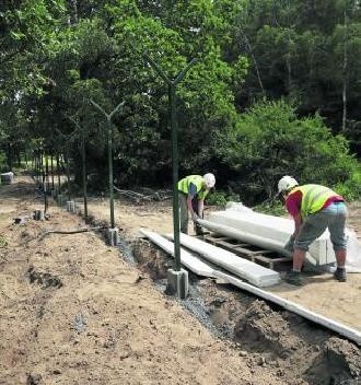 Pracownicy na terenie przyszłej bazy zaczęli pierwsze roboty. Projekty są niejawne, budowa - objęta ścisłą tajemnicą.