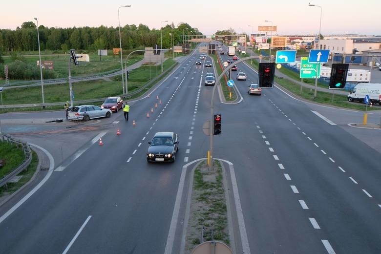 Wypadek w miejscowości Porosły. Kierowca peugeota wjechał w BMW. Trzy osoby zostały przetransportowane do szpitala [ZDJĘCIA]