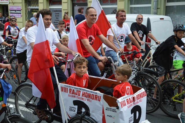 Przodem Rajdu Honoru pojechał prezydent Stalowej Woli Lucjusza Nadbereżny z synami i wicepremier infrastruktury Rafał Weber.