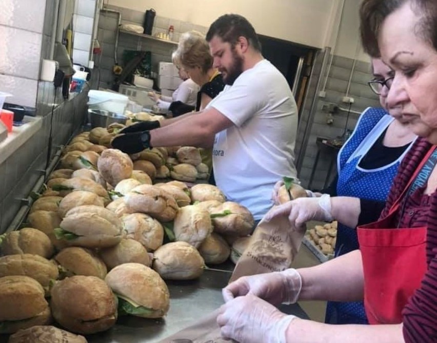 Catering Śląski Wojciech Ostrzołek przygotowuje bułki dla...