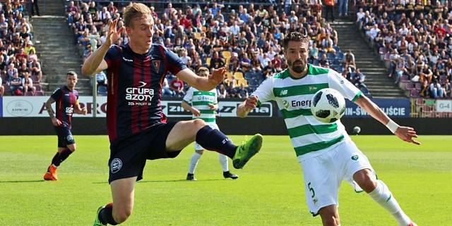 Adam Buksa w trakcie spotkania Pogoń Szczecin - Lechia Gdańsk 1-1.