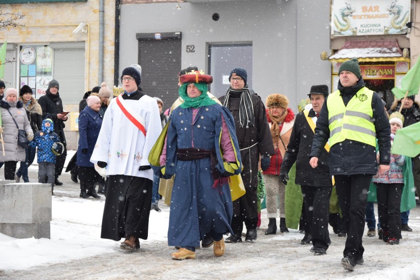 Orszak Trzech Króli w Ostrowcu Świętokrzyskim. Ulicami miasta przeszedł barwny tłum [WIDEO, ZDJĘCIA] 