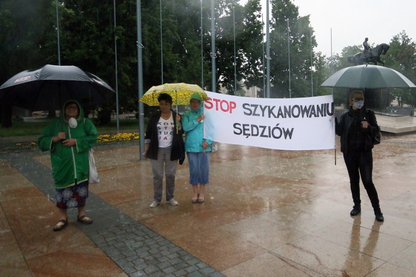 Manifestacja KOD na pl. Litewskim w strugach deszczu