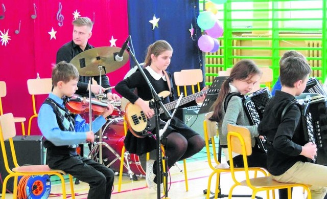 Podczas koncertu karnawałowego muzycy grali szlagiery polskiej muzyki rozrywkowej.