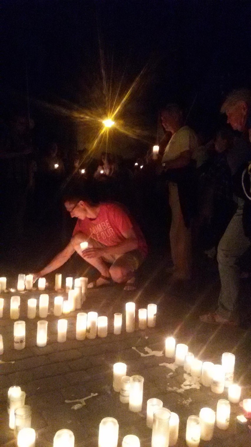 Demonstracja przed żywieckim sądem z preambułą Konstytucji RP  [ZDJĘCIA] 