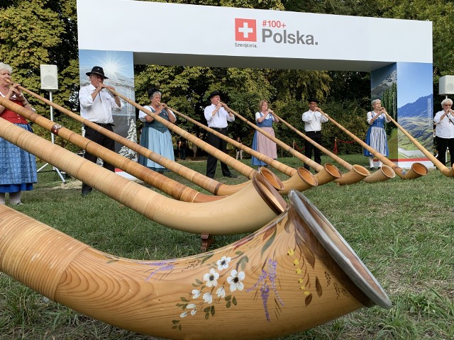 Muzycy ze Szwajcarskiej Akademii Rogów Alpejskich uświetnili inaugurację 100-lecia nawiązania stosunków dyplomatycznych Polski i Szwajcarii