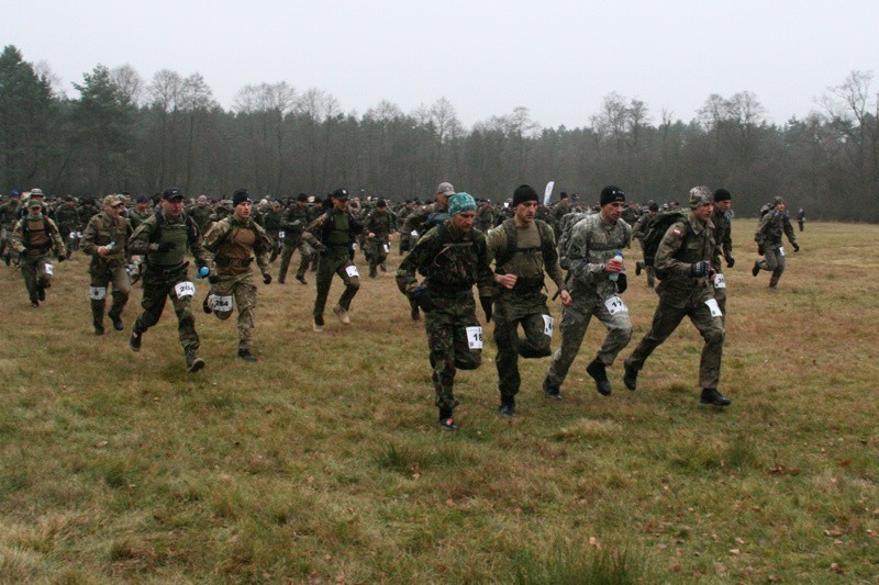 Maraton Komandosa 2015 WYNIKI Trzeci raz z rzędu wygrał por. Piotr Szpigiel [ZDJĘCIA]