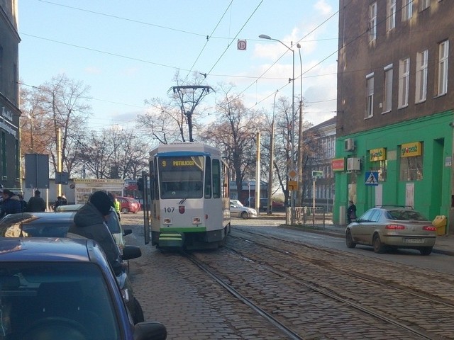 Na ul. Narutowicza w Szczecinie wykoleił się tramwaj