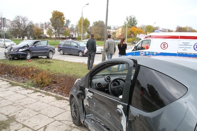Wypadek na skrzyżowaniu w Kielcach. Ranna młoda kobieta 