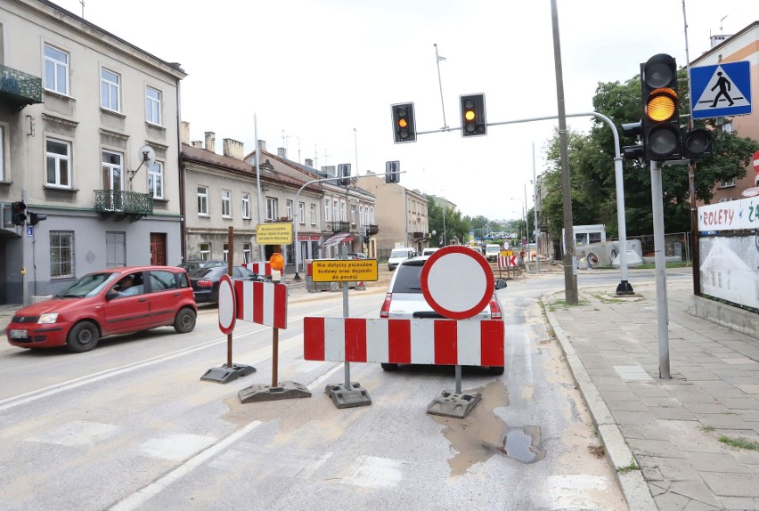  Wielki remont na ulicy 25 Czerwca w Radomiu. Wymieniana jest instalacja wodociągowa. Teraz układane są chodniki ZDJĘCIA