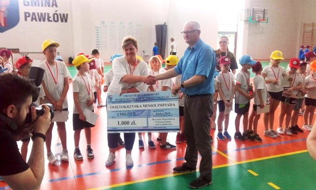 Nagrodę tysiąc złotych z rąk wójta Marka Wojtasa odbiera zwycięska Szkoła Podstawowa w Szerzawach