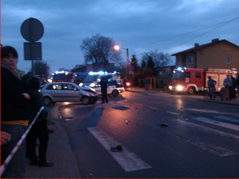 Groźny wypadek w Aleksandrowie. Motocykl uderzył w pieszą [zdjęcia]