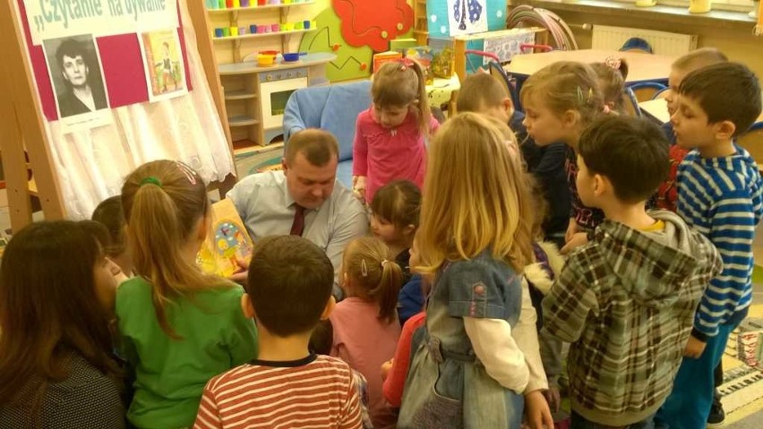 Goście czytali bajki przedszkolakom w Szerzawach