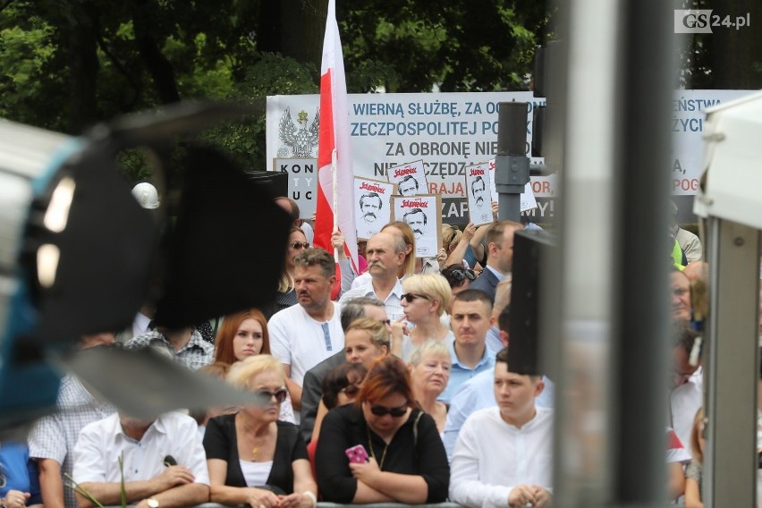 Pomnik Lecha Kaczyńskiego w Szczecinie odsłonięty z pompą. Prezydent w dynamicznej pozie, zamyślony nad Polską  [ZDJĘCIA]