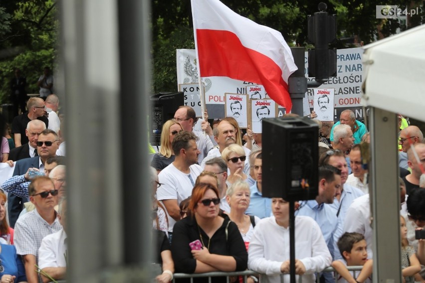 Pomnik Lecha Kaczyńskiego w Szczecinie odsłonięty z pompą. Prezydent w dynamicznej pozie, zamyślony nad Polską  [ZDJĘCIA]