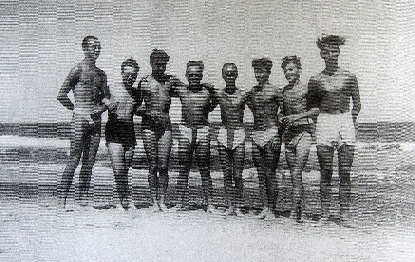 Rok 1952. Maturzyści na plaży w Gąskach, m.in. Marek...