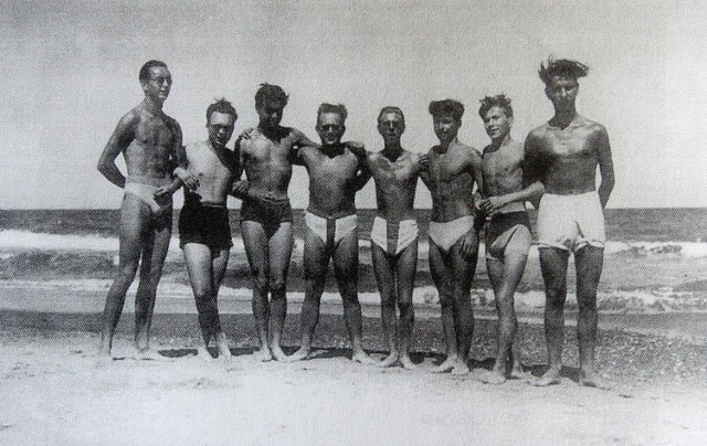 Rok 1952. Maturzyści na plaży w Gąskach, m.in. Marek Axentowicz (trzeci od prawej) i Włodzimierz Krysiński (pierwszy od prawej)