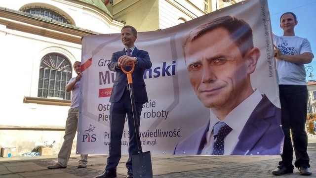 Grzegorz Muszyński podczas kampanii wyborczej do parlamentu promował się hasłem: "Ostatni na liście, pierwszy do roboty"