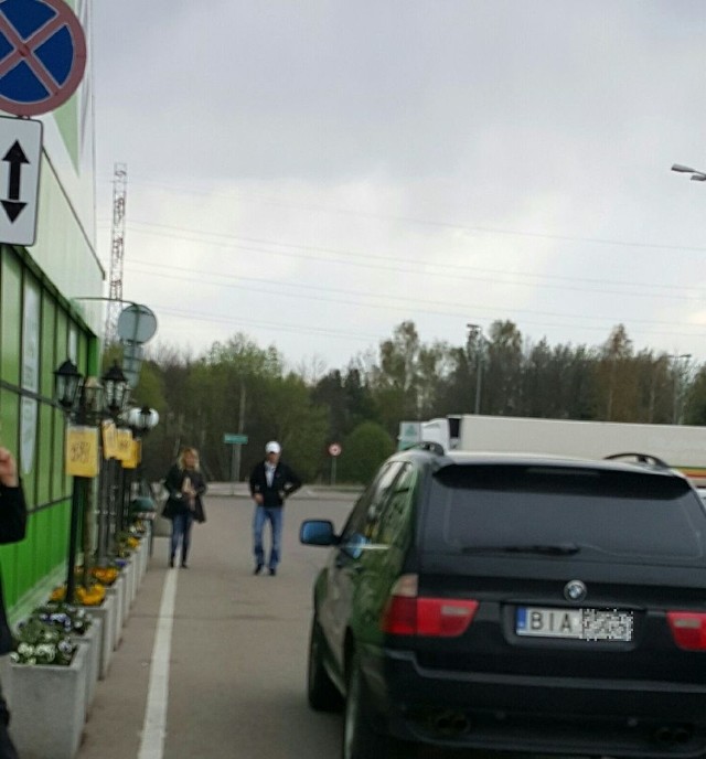 Tak ktoś zaparkował bmw przy hali Leroy Merlin