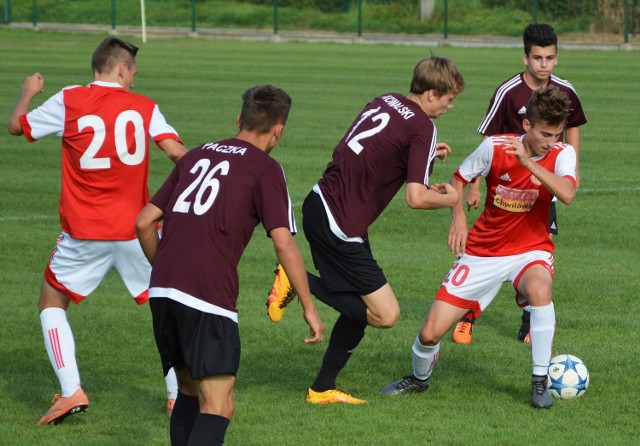 Maksymilian Nowak (Soła, przy piłce) w pojedynku z Łukaszem Kowalskim (Garbarnia). W meczu MLJS rozegranym w Oświęcimiu miejscowa Soła przegrała z Garbarnią Kraków 1:3.