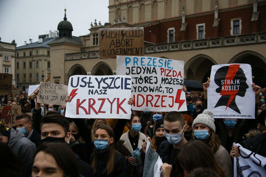 Kraków. Fala protestów przeciwko zaostrzeniu przepisów prawa aborcyjnego. Transparenty, wyzwiska i śmieci przed kościołem  [ZDJĘCIA]