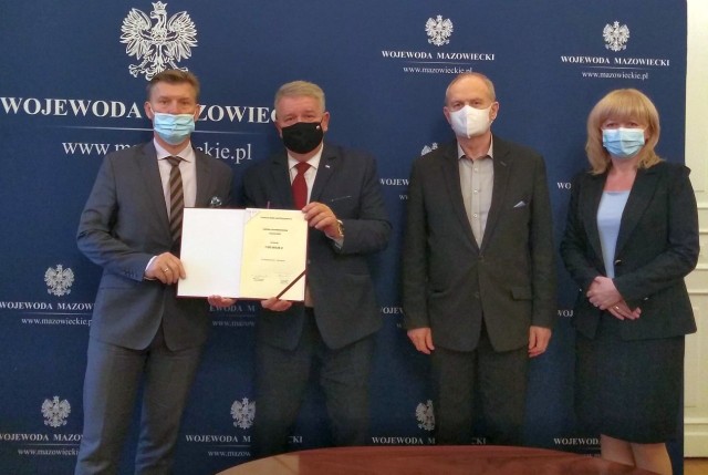 Powiat Radomski w tym roku na inwestycje drogowe wydał ponad 40 milionów złotych. Blisko połowa tej kwoty pochodzi z różnych dofinansowań, w tym głównie z Funduszu Dróg Samorządowych. W miniony czwartek, 12 listopada Waldemar Trelka, starosta powiatu radomskiego (na zdjęciu pierwszy od lewej) podpisał kolejną umowę na dofinansowanie remontu drogi Gulin - Wsola - Wojciechów. Zobacz, jakie inwestycje już udało się wykonać, a które są dopiero w fazie realizacji lub planowania!