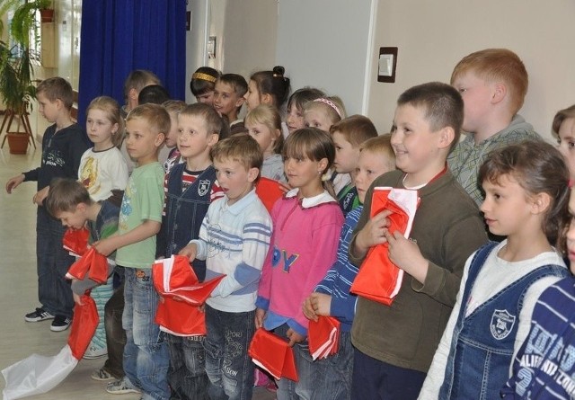 Z flag cieszą się uczniowie szkoły podstawowej w Niestachowie