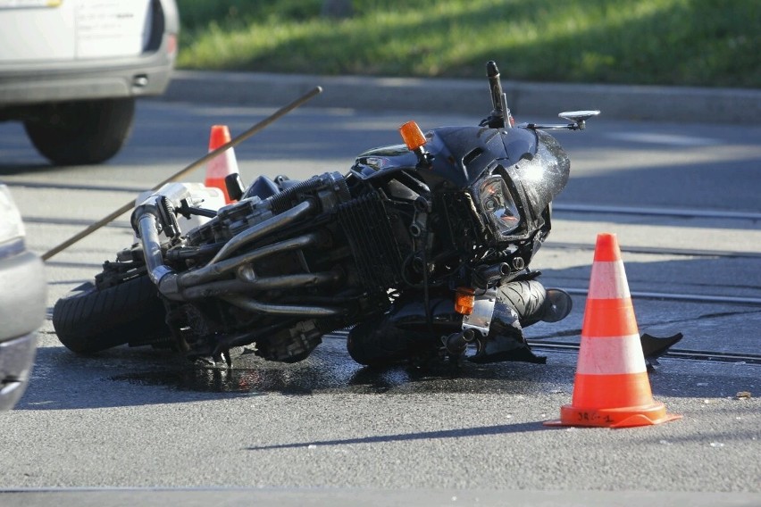 Pl. Wróblewskiego: Wypadek z udziałem motocyklisty. Nie jeździły tramwaje na Księże Małe [FOTO]