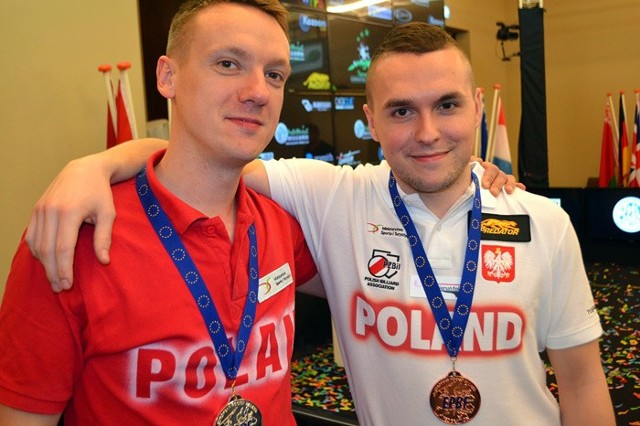 Tomasz Kapłan (z lewej) i Mieszko Fortuński z medalami mistrzostw Europy w Portugalii.