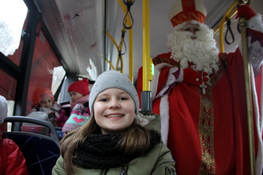 Św. Mikołaj przybył do nas autobusem i odwiedził dzieci w lubelskich szpitalach (ZDJĘCIA, FILM)