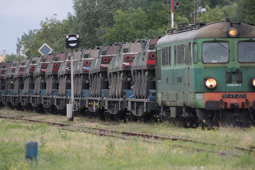 Załadunek, rozładunek i przemieszczenie drogą kolejową to...