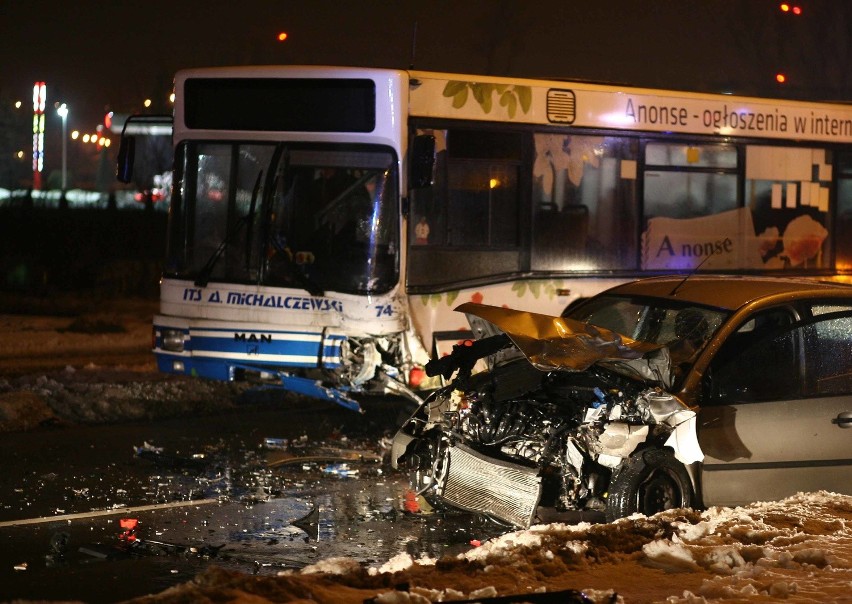 Tragiczne zderzenie z autobusem. Nie żyje kobieta (zdjęcia)