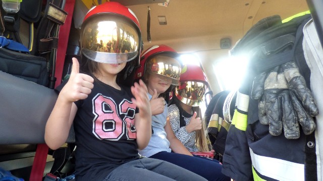 Na sobotnim pikniku na Karabosach świetnie bawią się też dziewczęta - w strażackim kasku... pannom jest bardzo do twarzy!