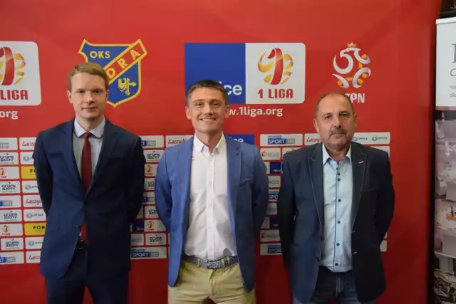 Karol Wójcik (z lewej) to prezes klubu, a Ireneusz Gitlar (z prawej) wiceprezes. Pomiędzy nimi stoi z kolei trener Mariusz Rumak.