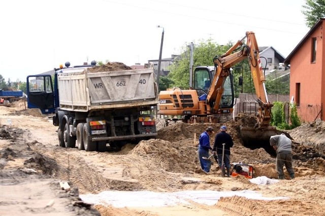 Na odcinku od skrzyżowania z ulicą Malenicką w stronę granicy miasta trwają prace ziemne przy budowie kanalizacji.