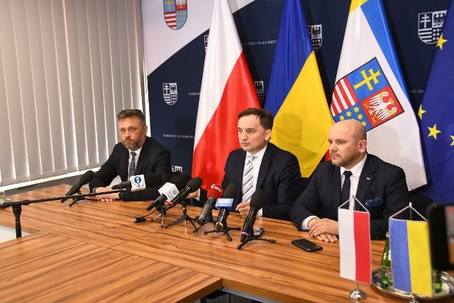 Od lewej członek Zarządu Województwa Tomasz Jamka, minister sprawiedliwości Zbigniew Ziobro oraz poseł na Sejm Mariusz Gosek.