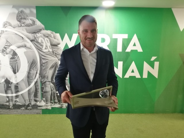 Marcin Oleksy z dumą prezentował trofeum wywalczone za najpiękniejszą bramkę na świecie, zdobytą w poprzednim roku
