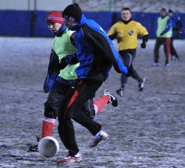 Czarni Czarne (jasne kamizelki) przegrali 2:4.