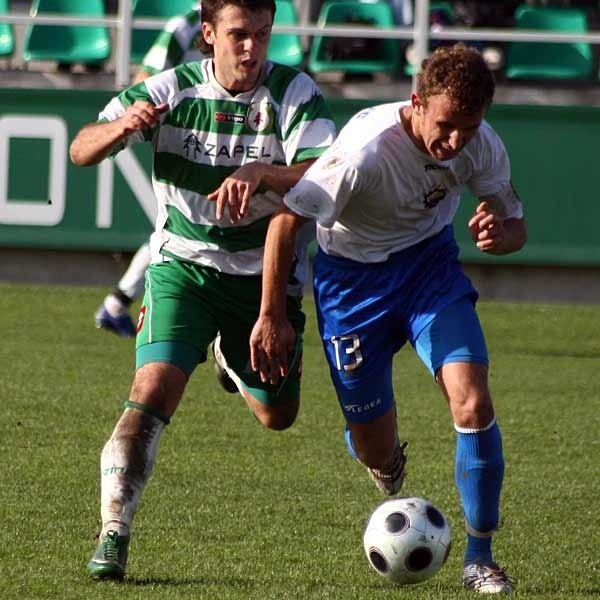 Piłkarze Izolatora Boguchwała (biało-zielone stroje) w ostatnich sekundach uratowali remis.