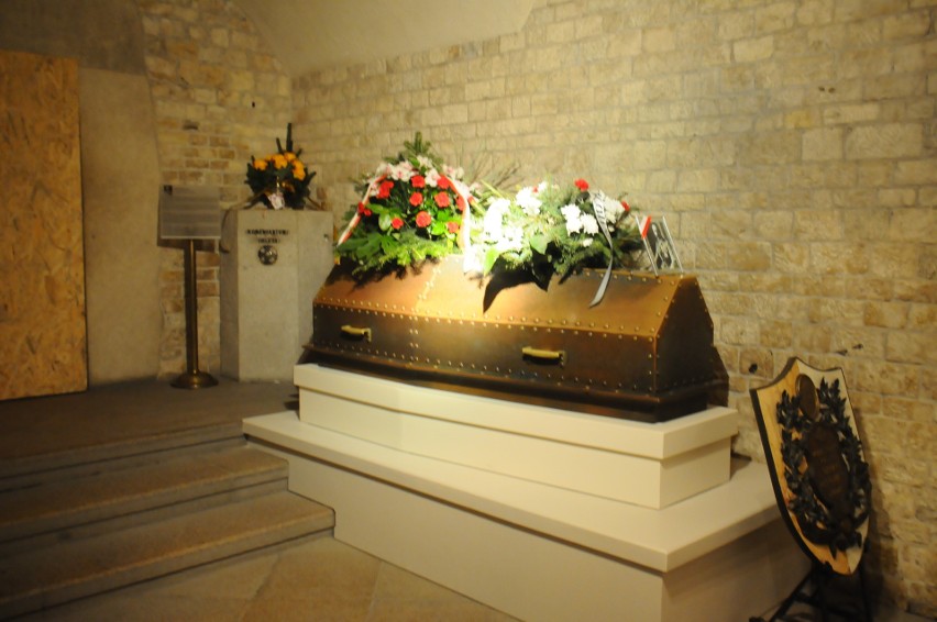Sarkofag Piłsudskiego przeniesiony do krypty Lecha i Marii Kaczyńskich
