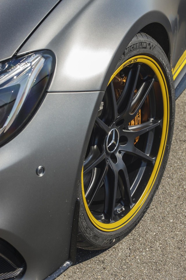 Auto przyciąga wzrok nowym lakierem Magno Selenite Grey z którym kontrastują żółte akcenty. Zdecydowano się także na czarne felgi, a wnętrze to m.in. żółte elementy kontrastujące z czernią Fot. Mercedes