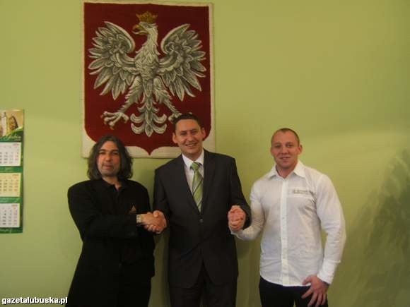 Od lewej: właściciel firmy Fabien Sprunck, Bartłomiej Bartczak oraz dyrektor handlowy Kamil Nowakowski (fot. Archiwum UM)
