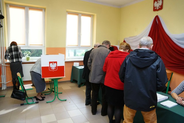 25.10.2015 brzeszczebeata szydlo w swojej rodzinnej miejscowosci oddaj glosn/z:fot. michal gaciarz / polska press gazeta krakowska