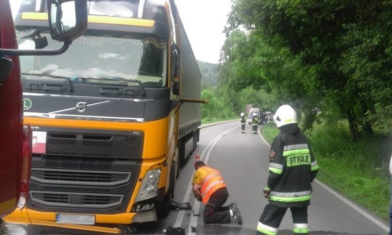 Wypadek w Łososinie Dolnej na DK 75. BMW zderzyło się z samochodem ciężarowym [ZDJĘCIA]
