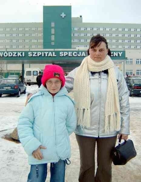 Zadowolona Edytka Kantarek razem z mamą opuszcza szpital.