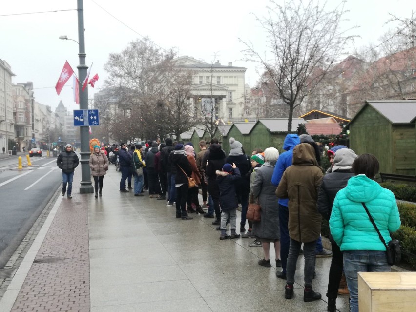 Rozdawanie darmowych choinek od RMF FM. Plac Wolności w...