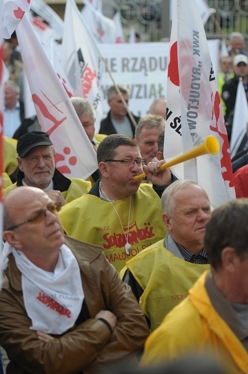 Protest przed siedzibą Kompanii Węglowej w Katowicach przeciwko likwidacji deputatów węglowych