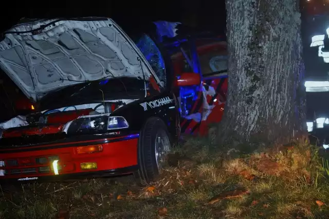 W niedzielę po godz. 22.30., kierujący samochodem osobowym marki honda zjechał na pobocze, uderzył bokiem samochodu w przydrożne drzewo. Kierowca trafił do szpitala. Do zdarzenia doszło w Kusowie.